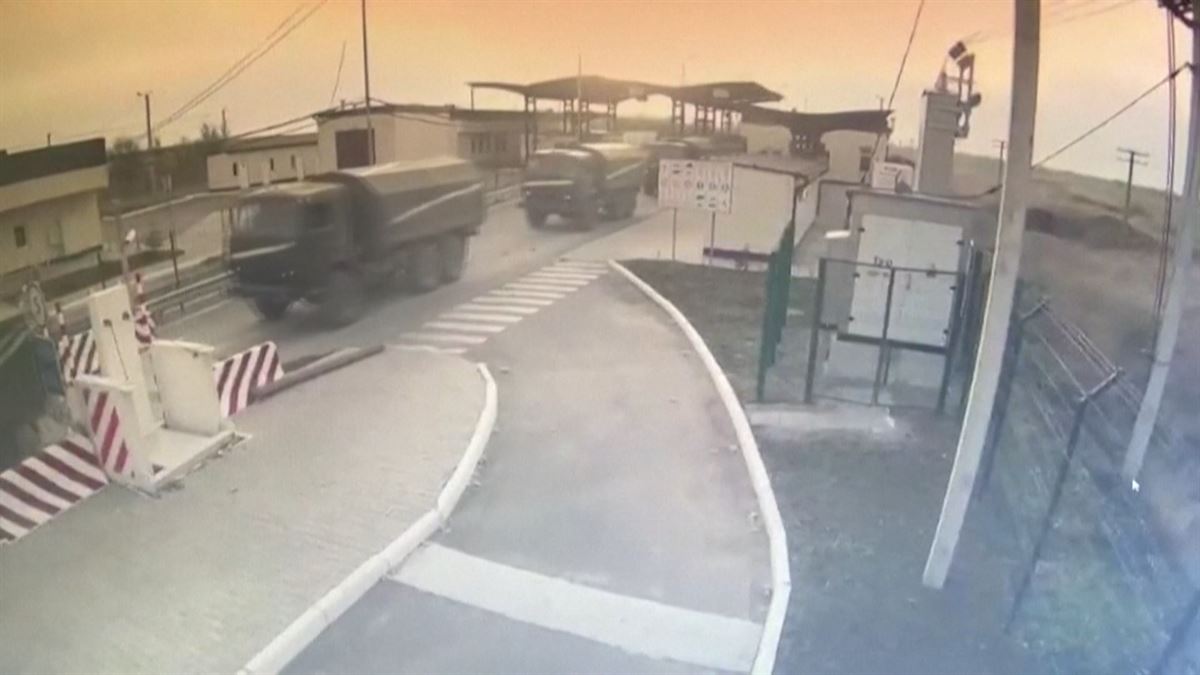 Tropas rusas entran en Ucrania. Imagen obtenida de un vídeo de Agencias.