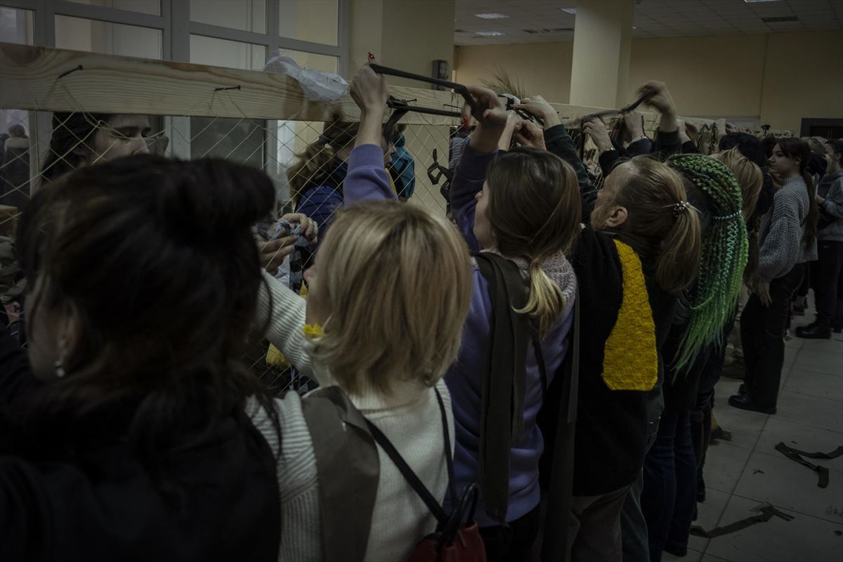 Boluntario talde bat Odesan, Ukrainako soldaduentzat kamuflaje sareak josten. Argazkia: EFE