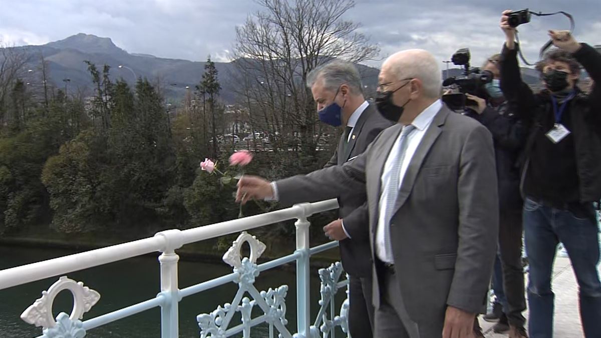 Urkullu y Etchegaray, en el puente Santiago. Imagen extraída de un vídeo de EiTB.
