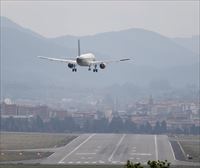 Desviados dos vuelos que debían aterrizar en el Aeropuerto de Bilbao por el fuerte viento