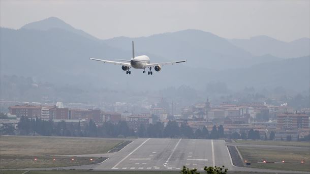 Un avión en el aeropuerto de Bilbao