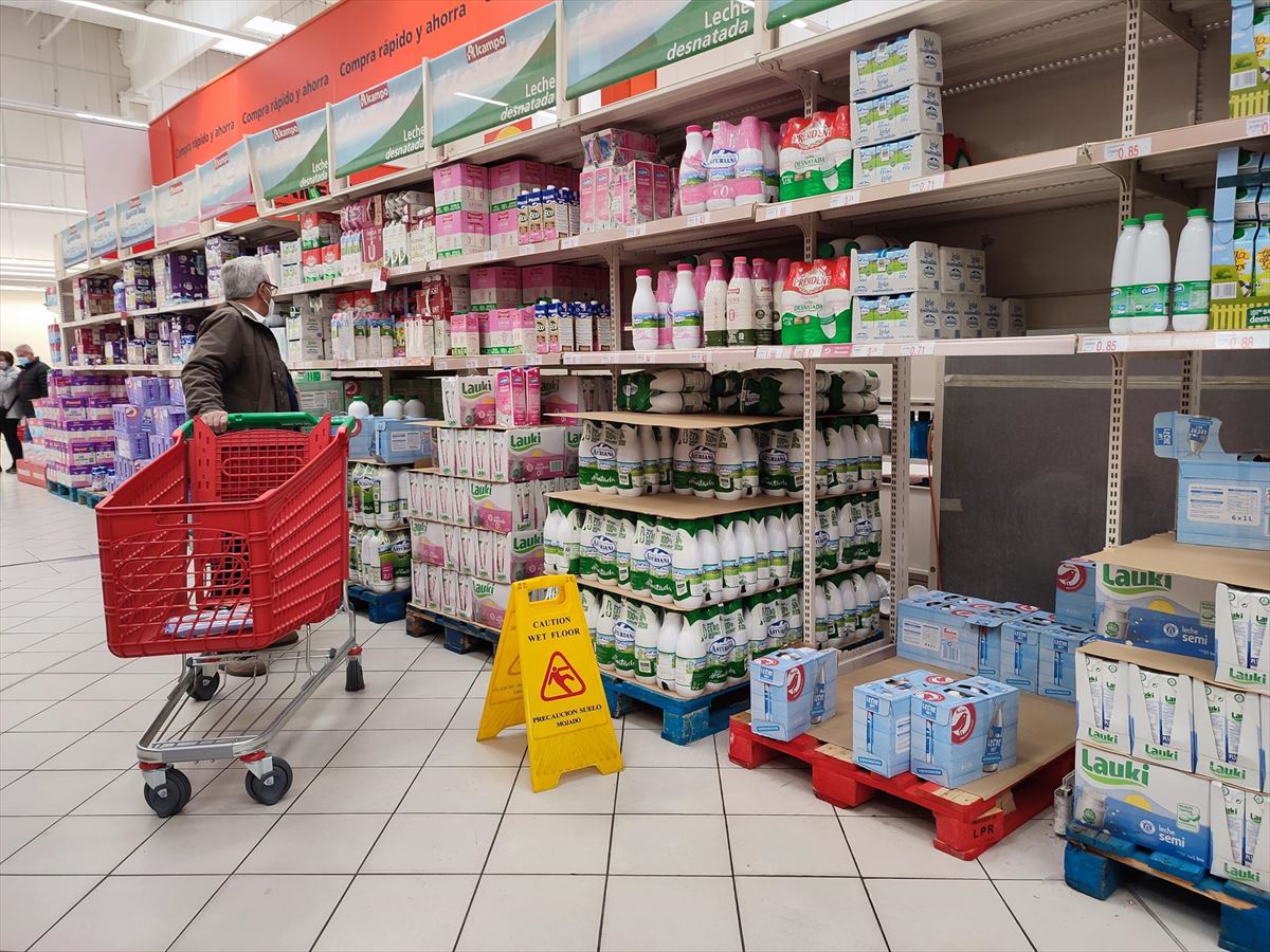 Varias personas compran leche en un supermercado. Foto de archivo: EFE