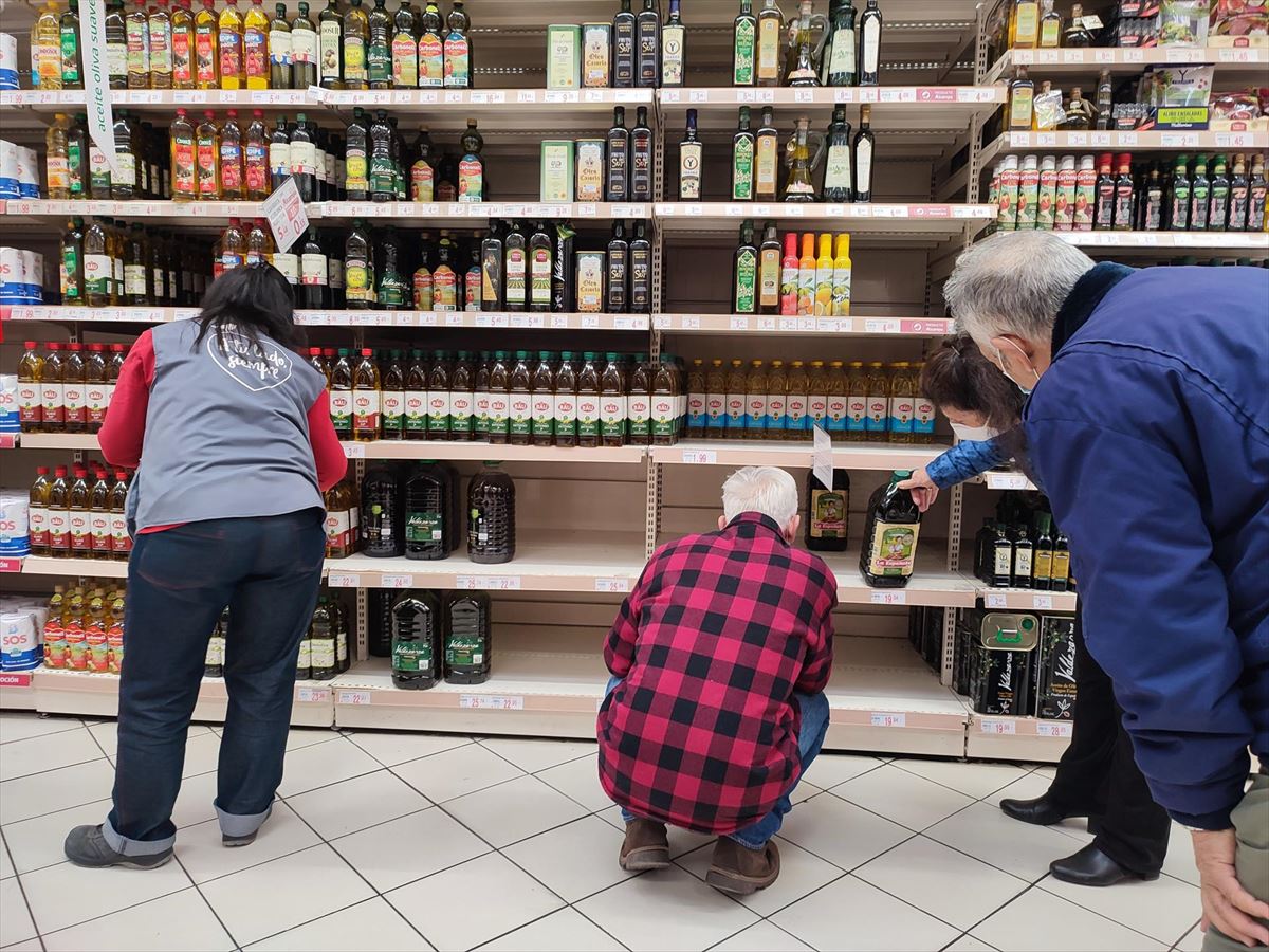 Compras de aceite en un supermercado 