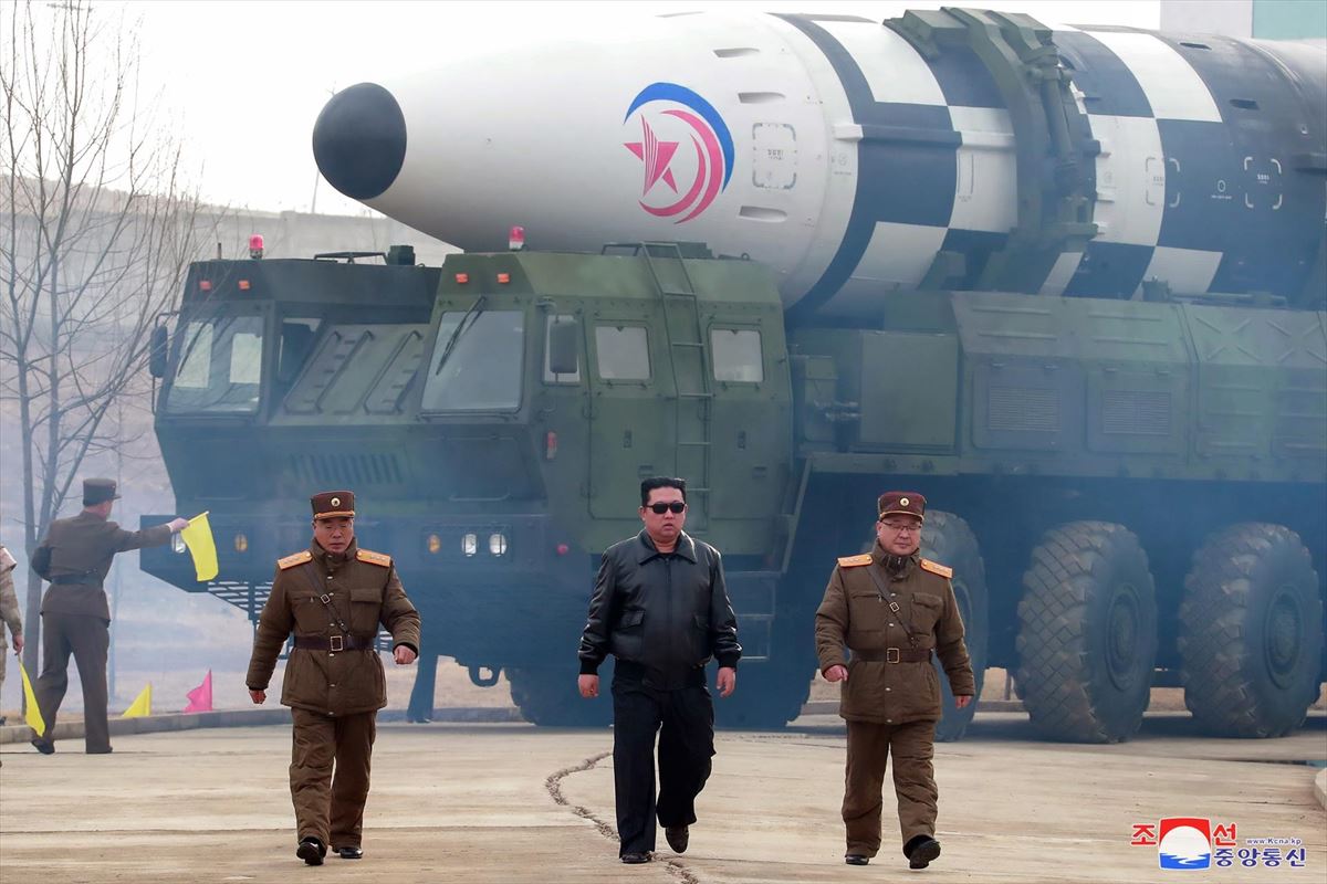 Kim Jong-un junto al nuevo misil. Foto: EFE.