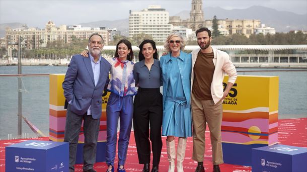 Ruíz de Azúa, en el centro, con el elenco de actores en Málaga. EFE
