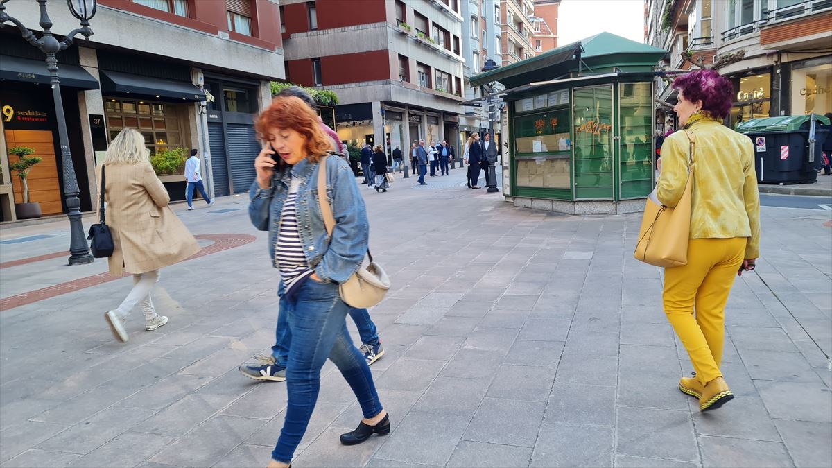 Tres mujeres paseando por Bilbao