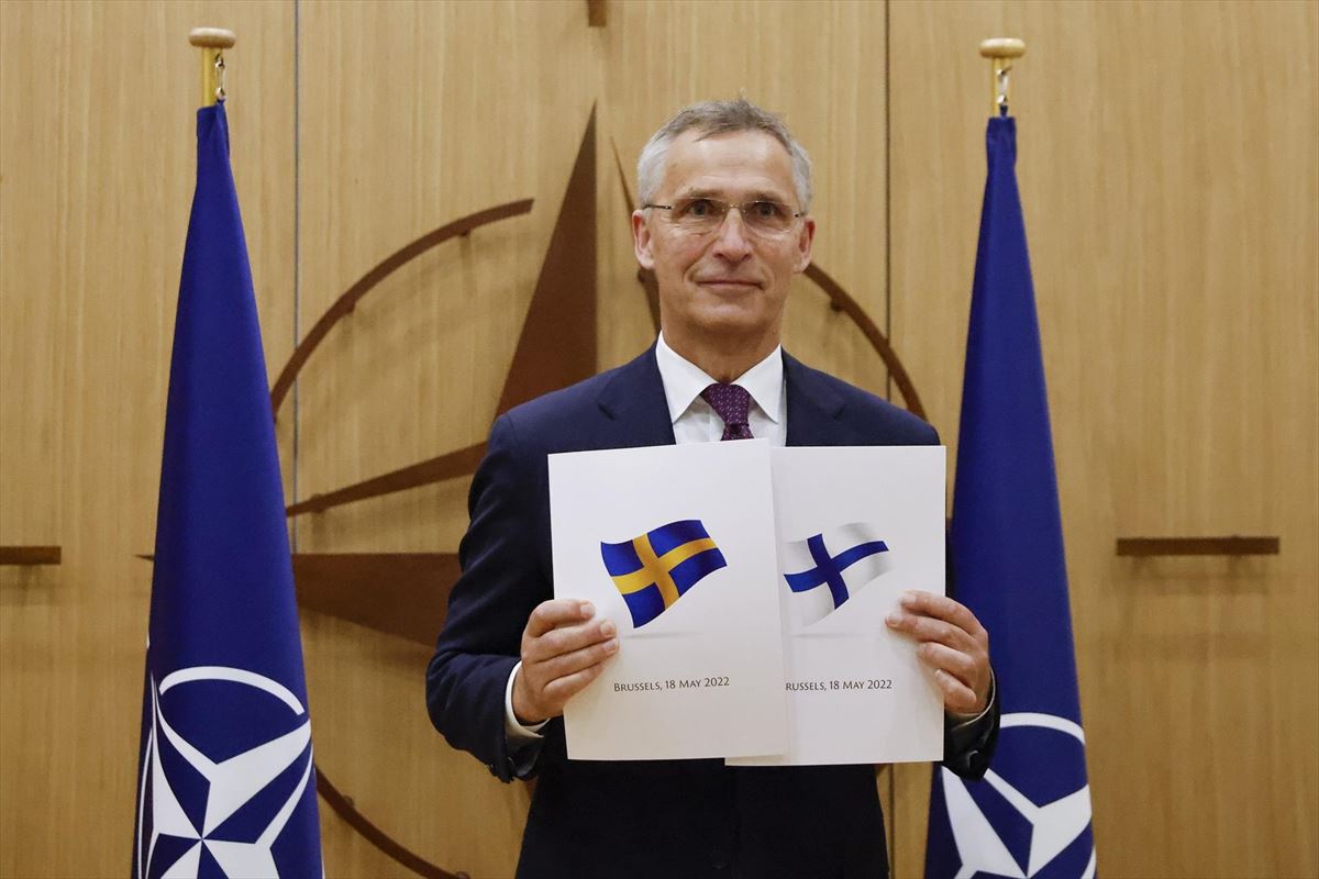 Jens Stoltenberg con las solicitudes de los dos países. Foto: EFE.