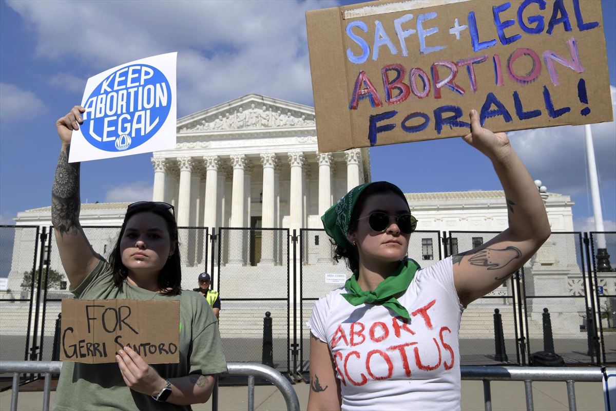 Imagen de una protesta contra la decisión del Supremo que deja sin protección al aborto libre. EFE