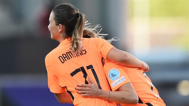 Damaris Egurrola, celebrando un gol con una compañera.
