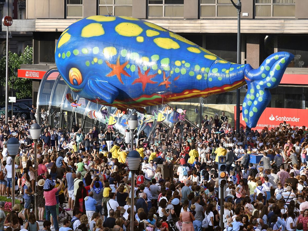 La ballena Baly llegando a la Plaza Moyúa. Foto: Ayuntamiento de Bilbao.