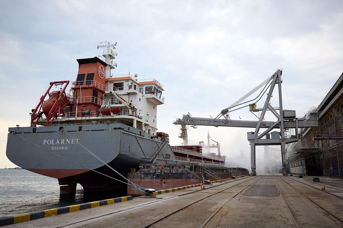 Un barco cargado de cereal en el puerto de Odesa (Ucrania). Foto de archivo: EFE