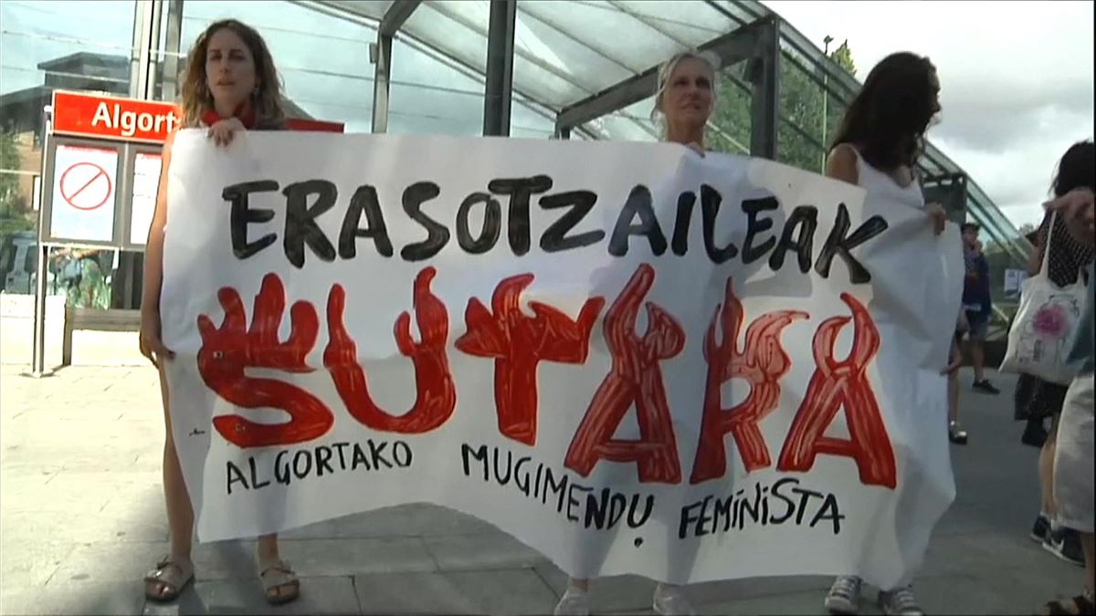 Pancarta de la concentración de ayer en Algorta. Foto: EITB Media