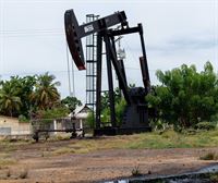 OPEP taldeak eta Errusiak nabarmen murriztu dute petrolio ekoizpena, prezioei eusteko