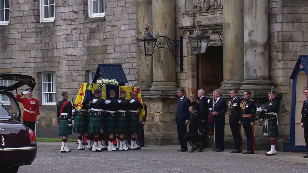 El cuerpo de Isabel II llega a Holyroodhouse. Imagen obtenida e un vídeo de Agencias.