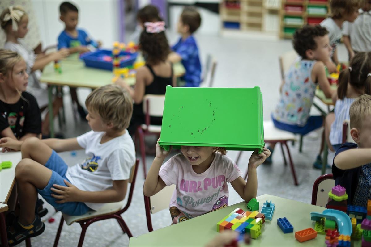 Niños y niñas jugando en un aula. Foto: EFE