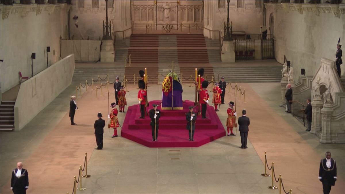 Elizabeth II.aren hilkutxa hainbat egunez egon da Westminsterko jauregian. 