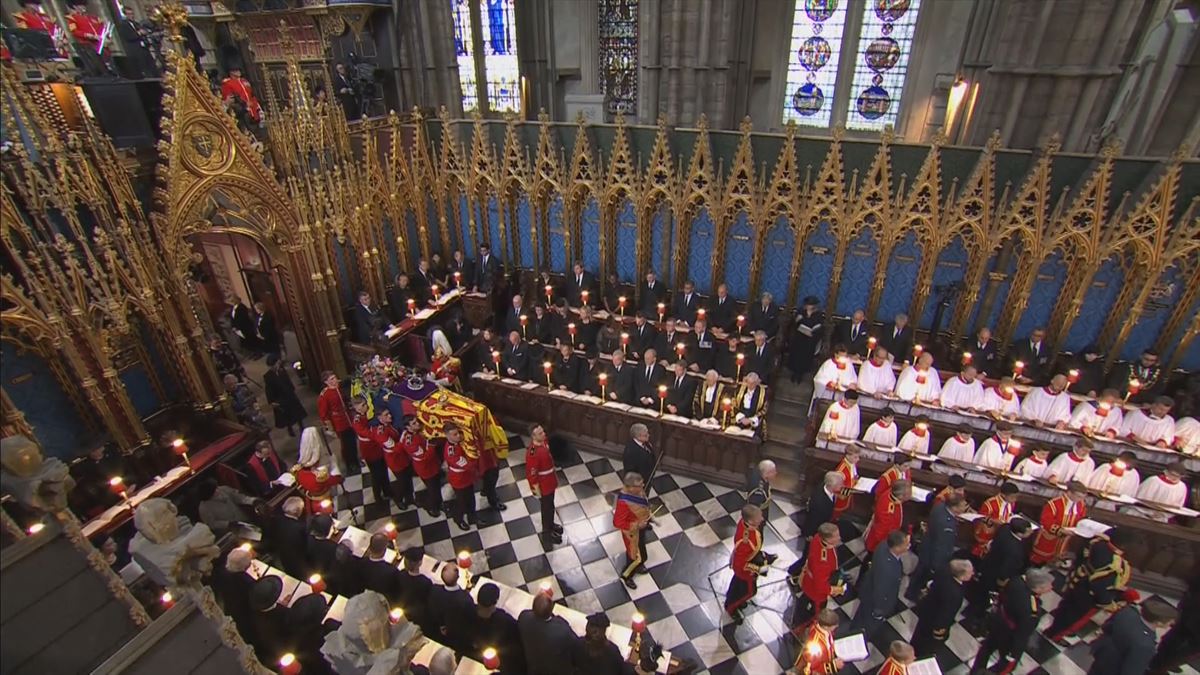 El féretro de Isabel II es llevado a la Abadía de Westminster