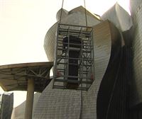 El Guggenheim instala dos obras de Chillida en el exterior del museo