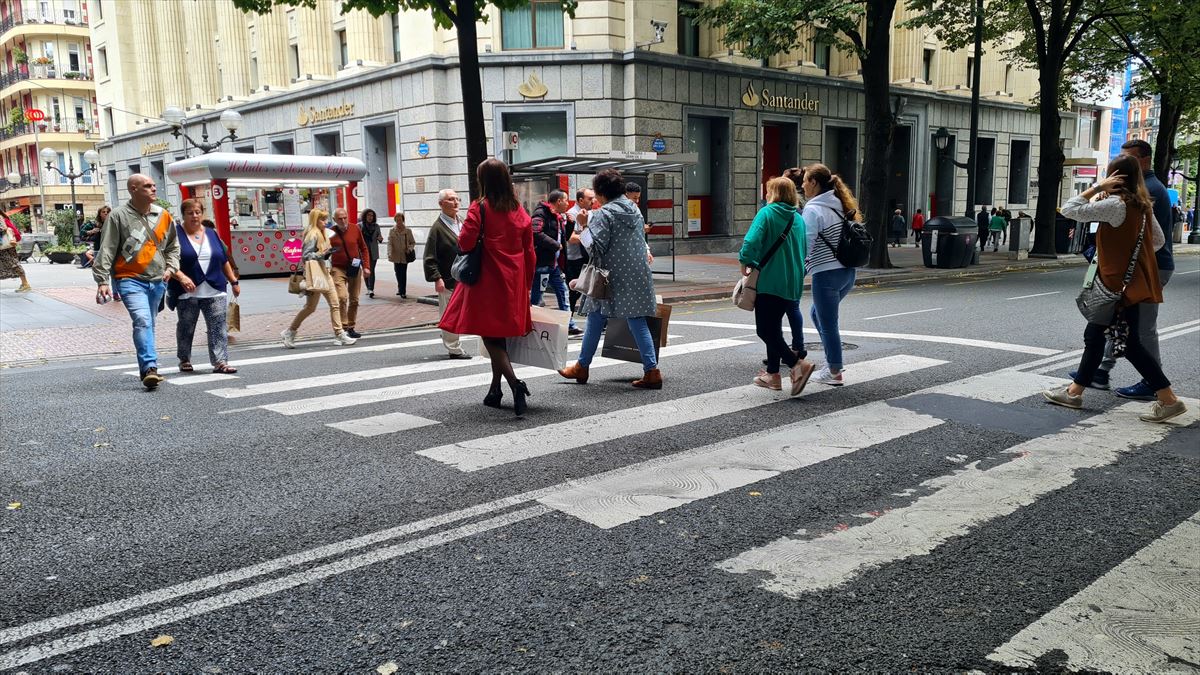 Gente paseando por Bilbao