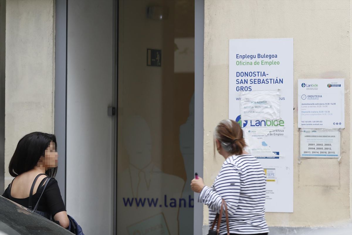 Dos mujeres frente a la oficina de Lanbide en San Sebastián. 