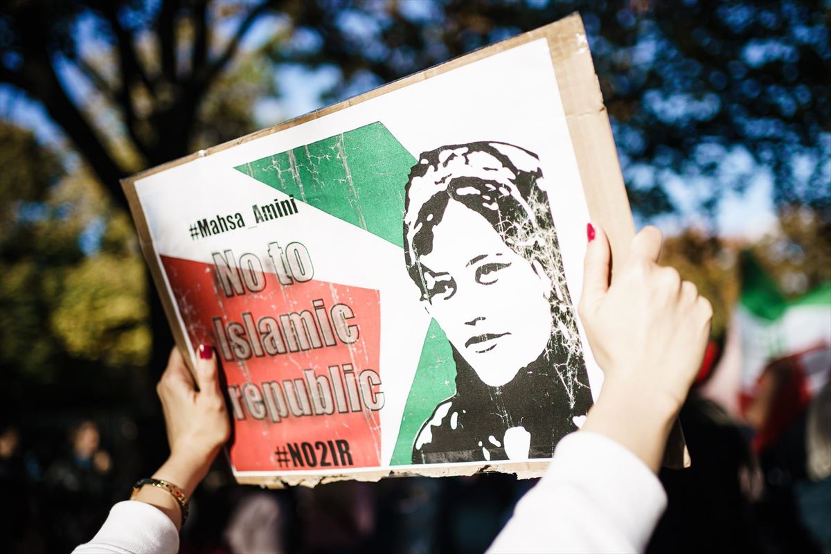 La joven Masha Amini, en un cartel de protesta por su asesinato