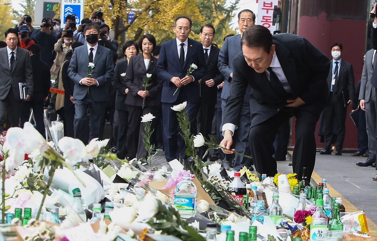 Hego Koreako presidente Yoon Suk-Yeol, biktimen aldeko omenaldi batean. Argazkia: EFE. 