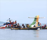 Al menos 19 personas han fallecido tras estrellarse un avión de pasajeros en el lago Victoria