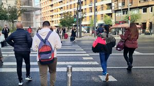 Varias personas cruzan un paso de cebra en Bilbao