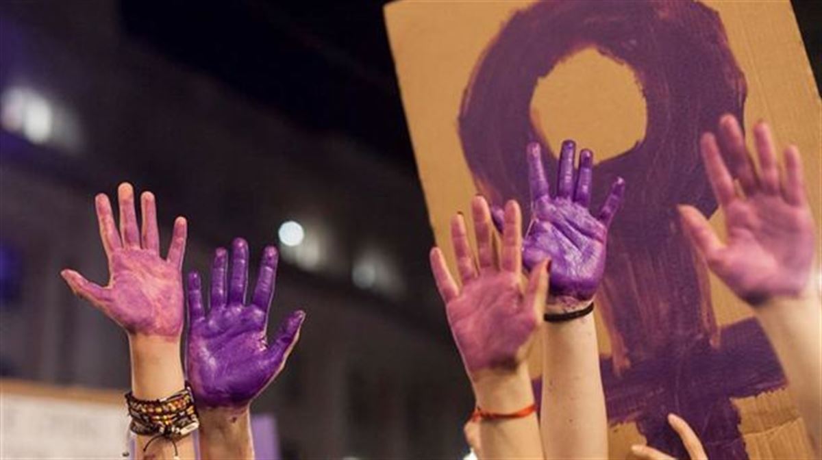 Imagen de manos moradas contra la violencia contra la mujeres