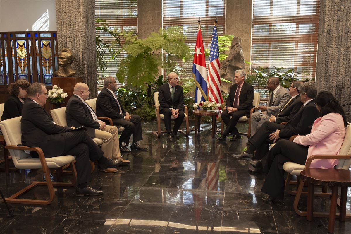 Reunión de representantes de Cuba y varios senadores demócratas. Foto: @DiazCanelB