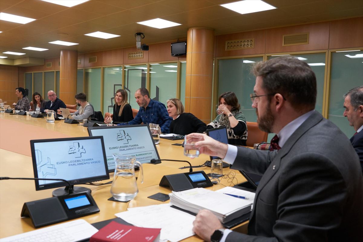 Votación de las enmiendas parciales en la Comisión de Presupuestos del Parlamento Vasco.