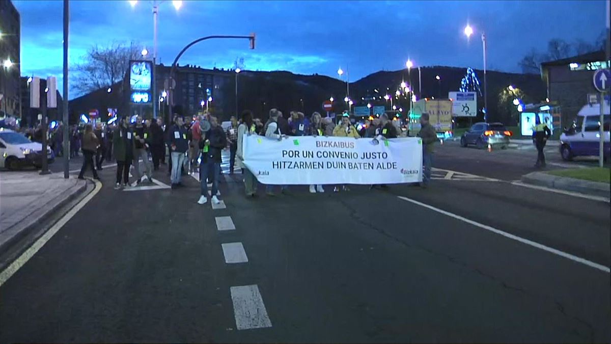 Ezkerraldea Meatzaldea Bizkaibuseko langileak Casillatik atera dira manifestazioan. 