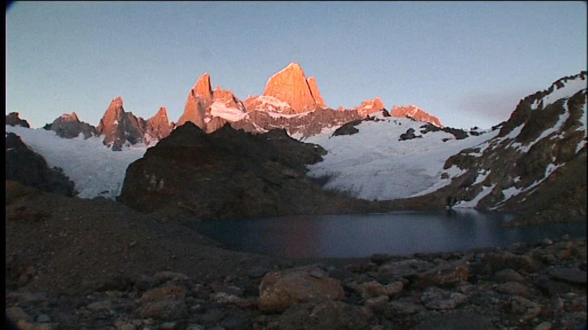 Fitz Roy y Eger al fondo, en Laguna del Desierto (Patagonia). Imagen: Rody Espmon/flickr