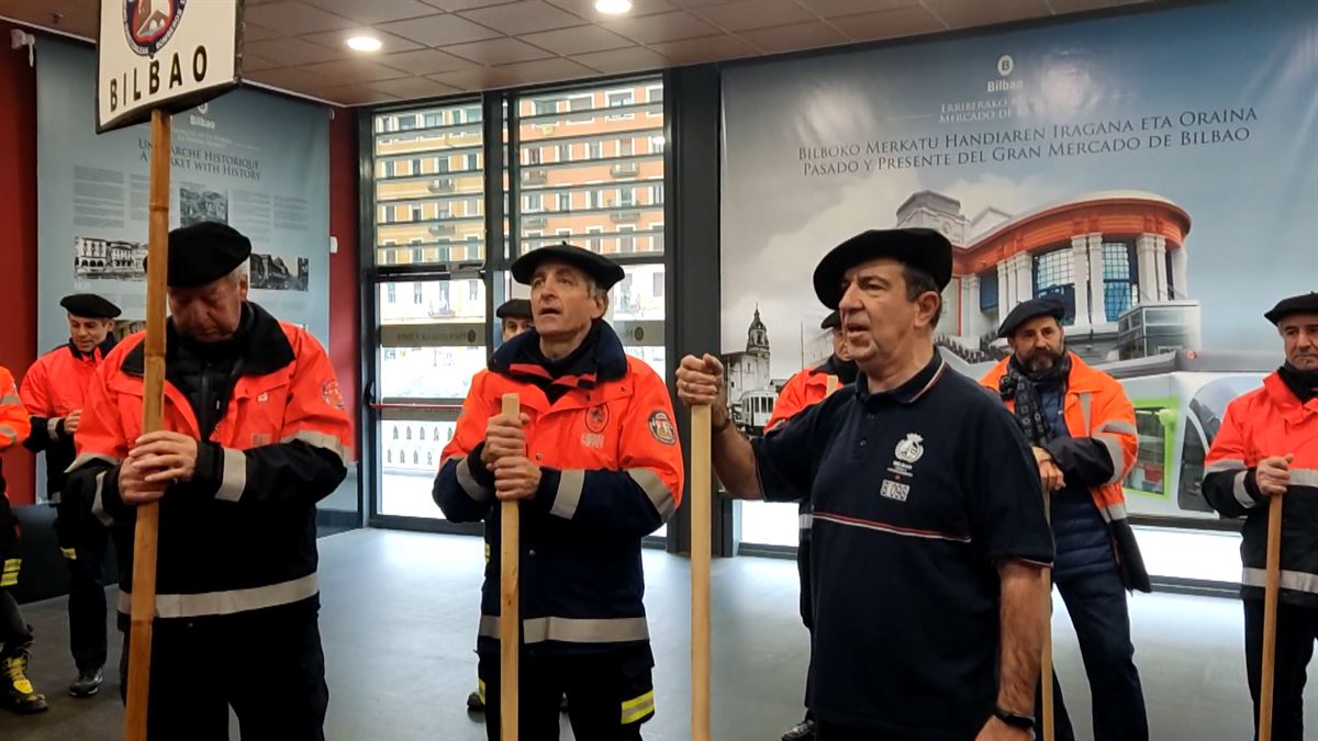 Bomberos de Bilbao, cantando coplas de Santa Águeda