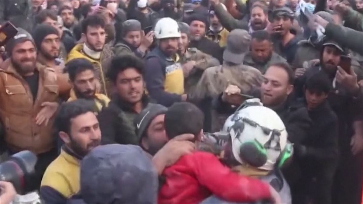 Los Cascos Blancos rescatando supervivientes en el norte de Siria. Imagen: Agencias.