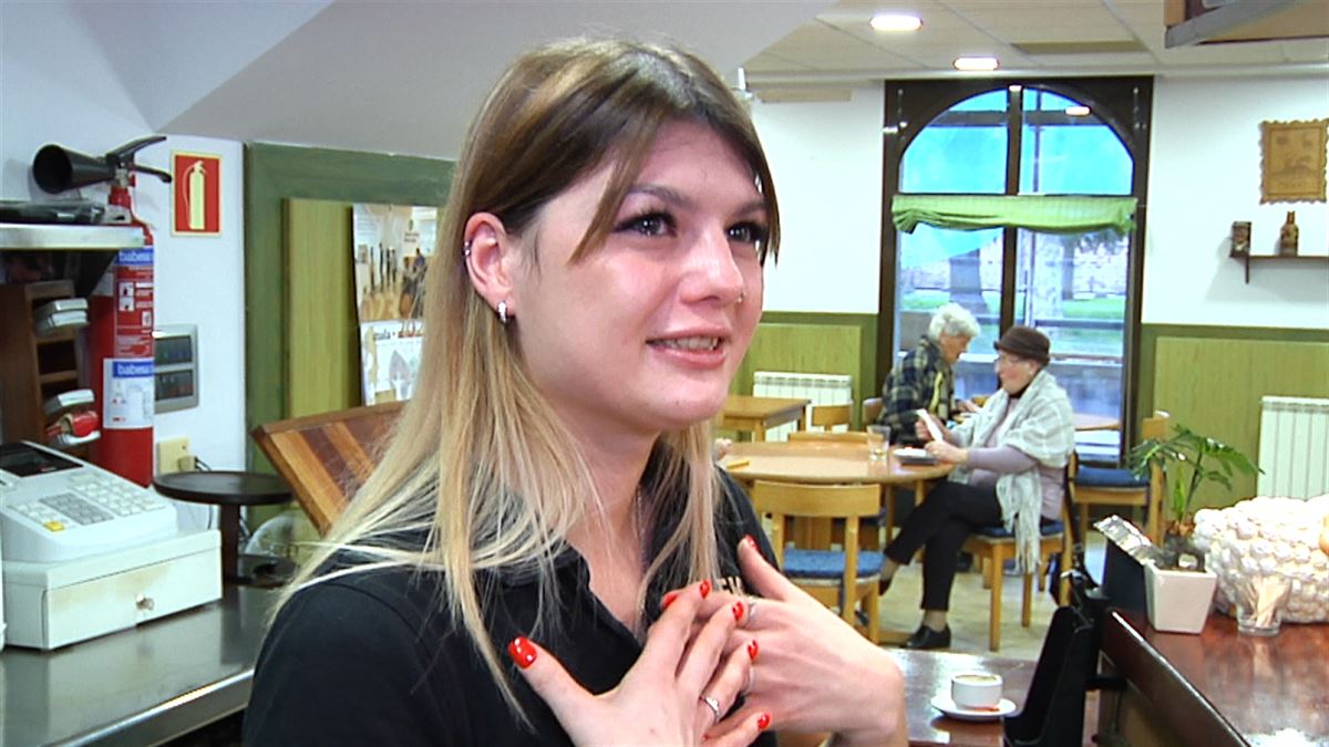 Yula Krekoten ukraniarra da Oñatiko Pake Leku tabernaren arduraduna. Argazkia: EITB Media.