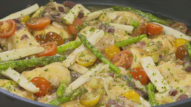 Escalopines de pavo en salsa con verduras 