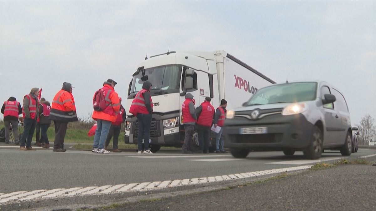 Bloqueo de camioneros en Francia, este lunes. Foto: France-Presse