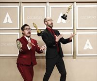 Daniel Kwan y Daniel Scheinert ganan el premio a la mejor dirección por ''Todo a la vez en todas partes''