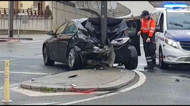 Vídeo Un vehículo se estampa contra un semáforo en Bilbao al tratar de