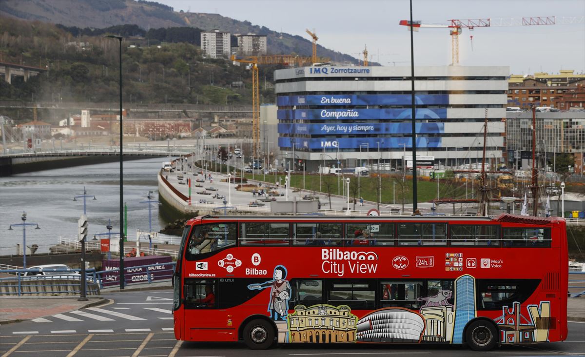 Un autobús turístico en Bilbao. 