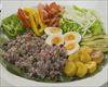 Waakye, Kelewele y ensalada de huevos, aguacate y pimientos 