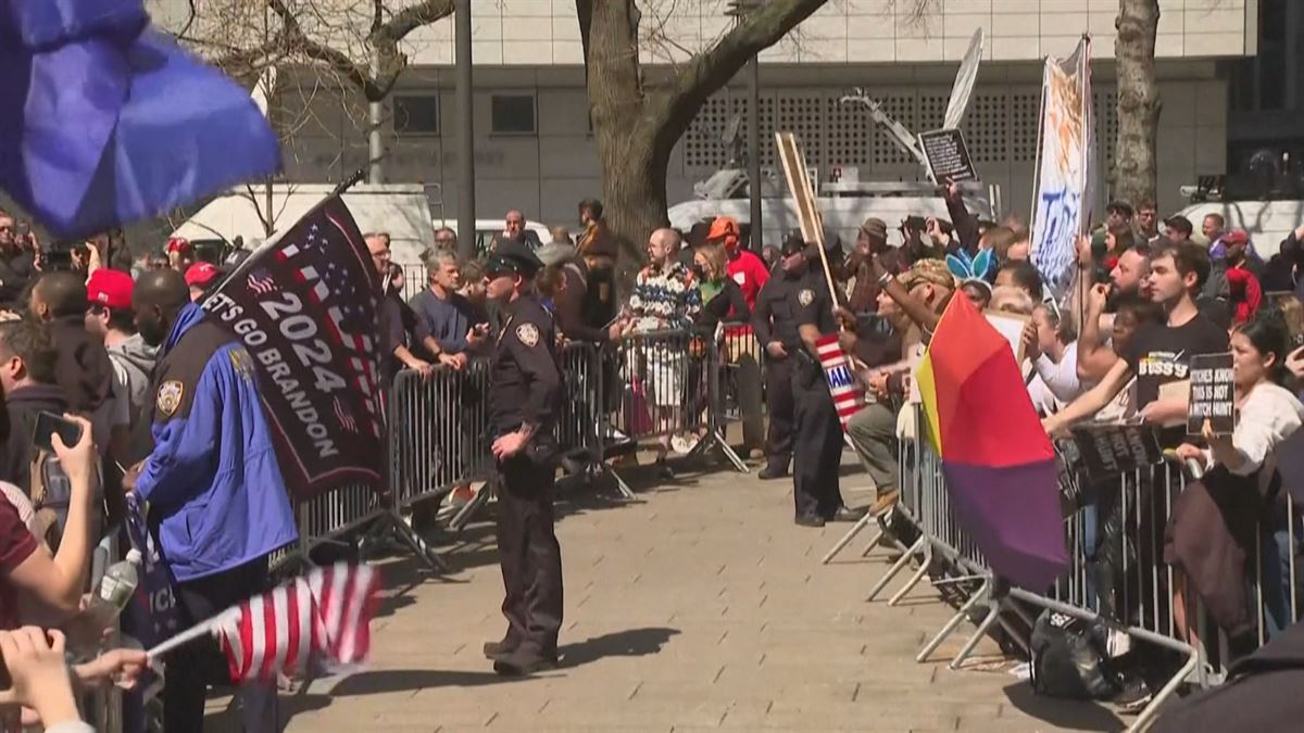 Seguidores y detractores de Donald Trump, frente a frente, en el exterior del tribunal de Nueva York