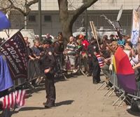 Seguidores y detractores de Donald Trump, frente a frente, en el exterior del tribunal de Nueva York