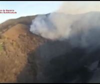 Vuelo de reconocimiento sobre un incendio forestal declarado en Baztan