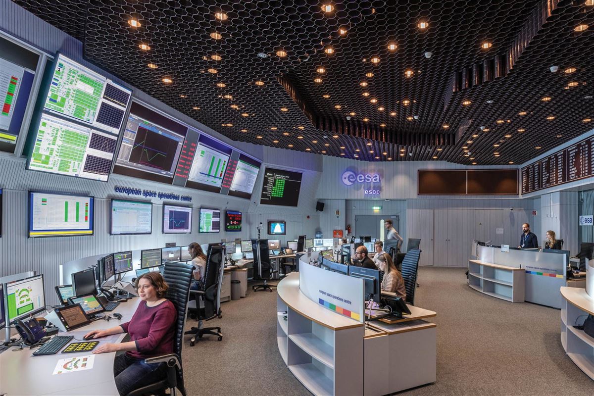 Sala de control del Centro Europeo de Operaciones Espaciales de la ESA en Alemania. EFE/ESA/J. Mai