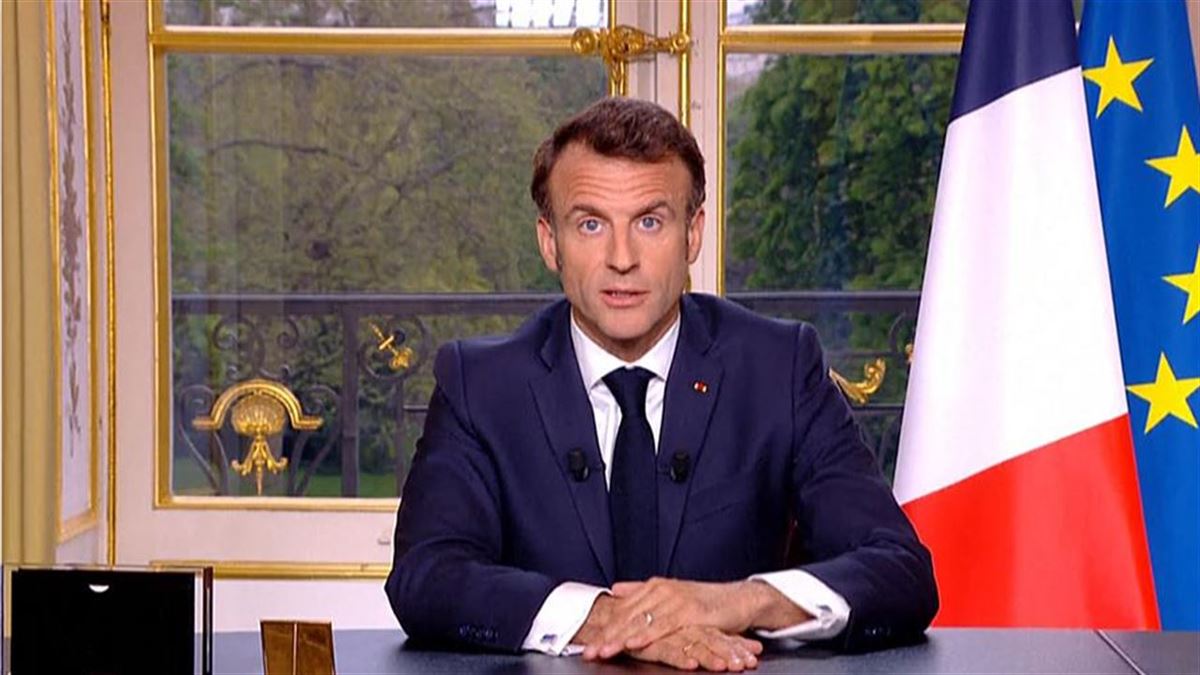 Emmanuel Macron herritarrei hizketan, artxiboko agerraldi batean.
