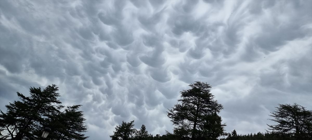 Nubes llamadas mammatus, en Bergara (Gipuzkoa). Foto: Iñaki Zenitagoia