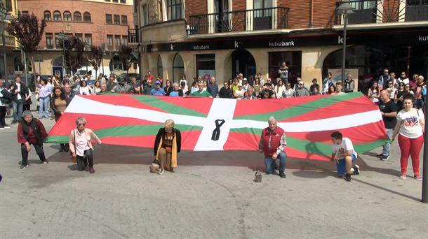 Gernika Se Paraliza A Las H Ante El Sonido De La Sirena Antia Rea