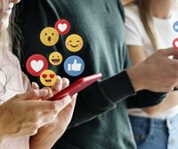 Padres, madres y educadores deben acompañar a los jóvenes para concienciar sobre el uso de las redes sociales